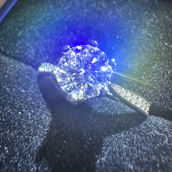 BendéLyon - 1 CT Moissanite, Engagement Ring, 925 Silver, White Gold Plated - Picture 3 of 4